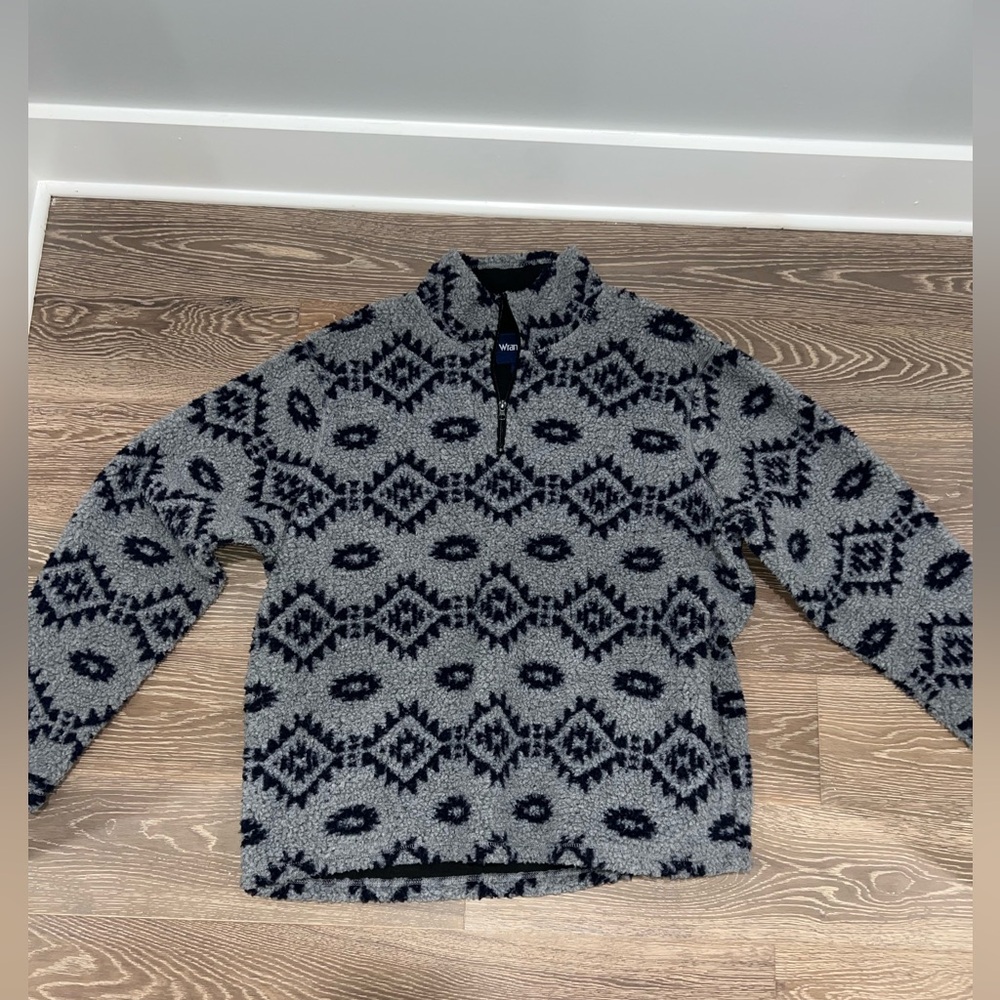 Wrangler Men’s pullover. Almost brand new.